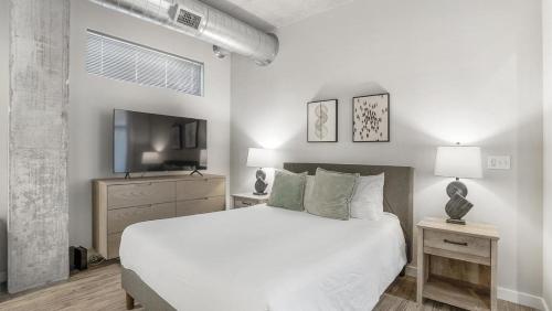 เตียงในห้องที่ Landing Modern Apartment with Amazing Amenities (ID2344X96)