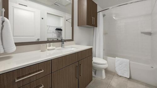 Ένα μπάνιο στο Landing Modern Apartment with Amazing Amenities (ID1300)