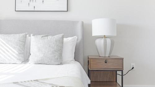 een slaapkamer met een bed met een lamp op een nachtkastje bij Landing Modern Apartment with Amazing Amenities (ID1206X872) in San Marcos