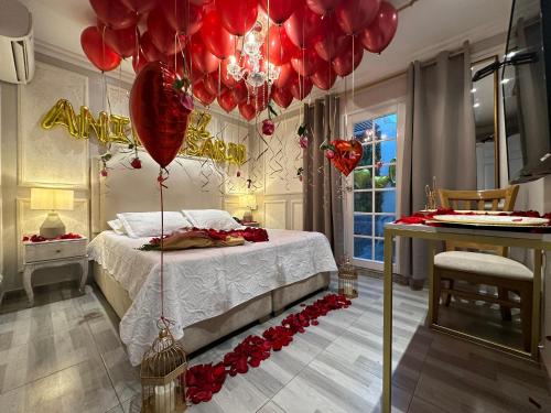 a room with a bed with red balloons on it at Hotel Paris in Valledupar