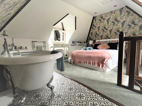 ein Bad mit einem Bett und einer Badewanne in einem Zimmer in der Unterkunft 2 bed in Westerham 88626 in Westerham