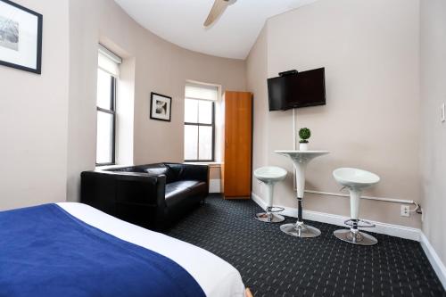Habitación de hotel con cama y sofá en Stylish Downtown Studio in the SouthEnd, C.Ave #31, en Boston