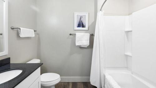 La salle de bains blanche est pourvue de toilettes et d'un lavabo. dans l'établissement Landing Modern Apartment with Amazing Amenities (ID8145X4), à Toledo