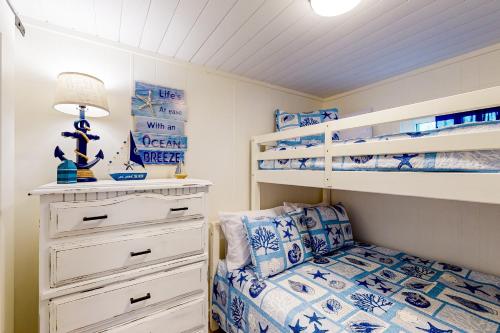 sypialnia dla dzieci z łóżkiem piętrowym i łóżkiem piętrowym w obiekcie The Gull's Nest at Isle of Wight w mieście Ocean City