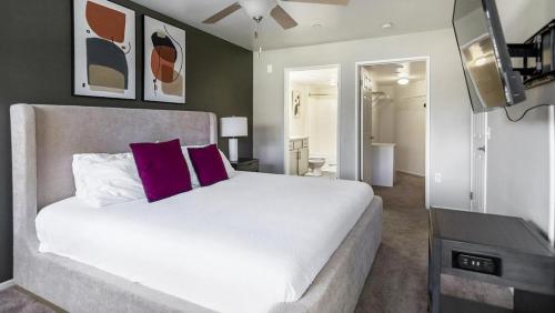 Postel nebo postele na pokoji v ubytování Landing Modern Apartment with Amazing Amenities (ID9904X36)