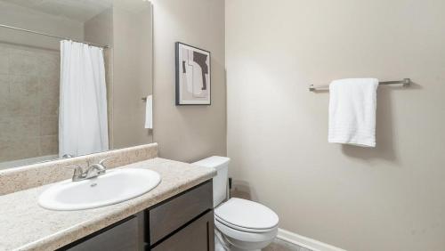 een witte badkamer met een wastafel en een toilet bij Landing Modern Apartment with Amazing Amenities (ID2796X33) in Smyrna