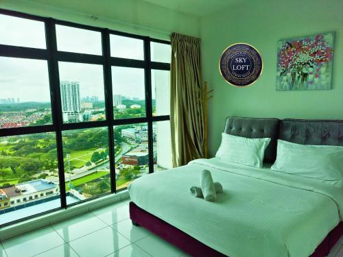 JB Bukit Indah Skyloft Suites في جوهور باهرو: غرفة نوم مع سرير مع دمية دب عليها