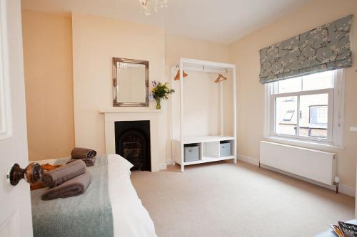 ein Wohnzimmer mit Kamin und Spiegel in der Unterkunft Clarence Cottage in Whitby