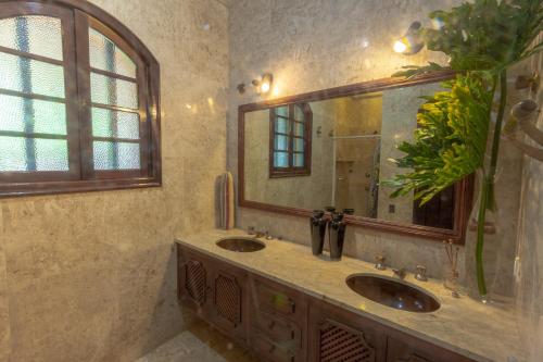 a bathroom with two sinks and a large mirror at Via Antiga Granja Viana in Cotia
