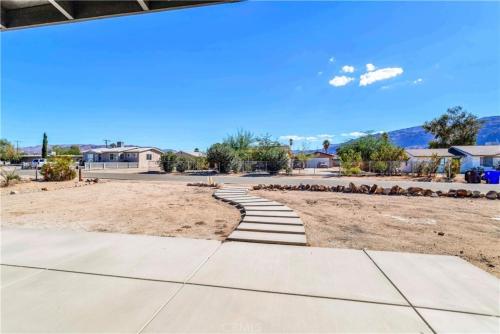 a walkway leading to a park with houses at Cozy Fresh Desert Hideaway, 5 mins to Joshua Tree in Twentynine Palms