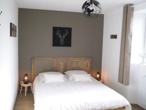 1 dormitorio con 1 cama con 2 almohadas blancas en Gîte Sainte-Suzanne-et-Chammes, 3 pièces, 4 personnes - FR-1-600-192, en Sainte-Suzanne