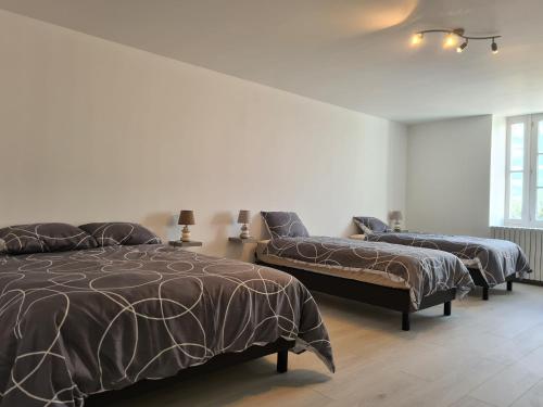 2 Betten in einem Zimmer mit weißen Wänden in der Unterkunft Gîte Crevant, 4 pièces, 8 personnes - FR-1-591-310 in Crevant