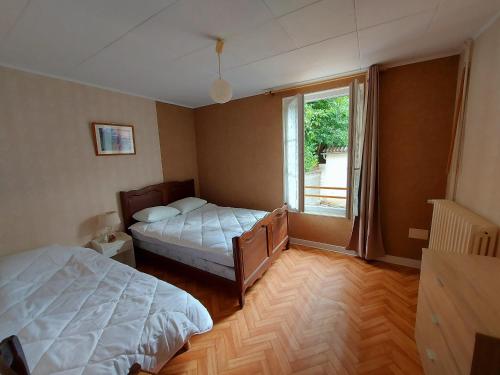 1 dormitorio con 2 camas y ventana en Gîte Lesbois, 3 pièces, 3 personnes - FR-1-600-207, en Lesbois