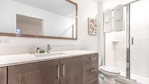 y baño con lavabo, aseo y espejo. en Landing Modern Apartment with Amazing Amenities (ID7967X26), en Fort Myers