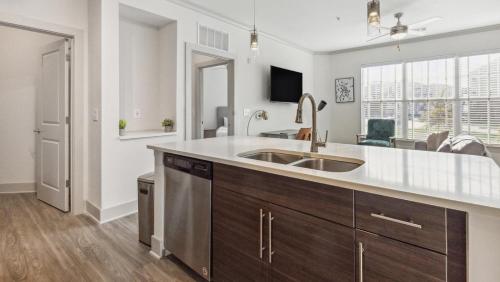 eine Küche mit einem Waschbecken und einem großen Fenster in der Unterkunft Landing Modern Apartment with Amazing Amenities (ID4420X29) in Richmond
