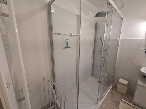 eine Dusche mit Glastür im Bad in der Unterkunft Gîte Ferrière-et-Lafolie, 4 pièces, 6 personnes - FR-1-611-3 