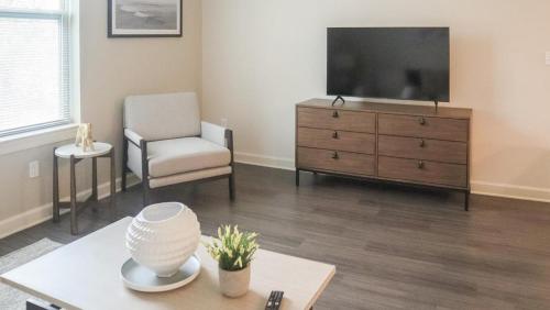 TV a/nebo společenská místnost v ubytování Landing Modern Apartment with Amazing Amenities (ID8752X50)