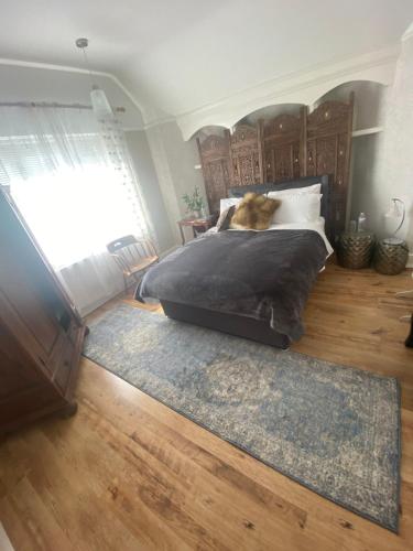 un gato acostado en una cama en un dormitorio en Double room minutes from the beach en Bexhill