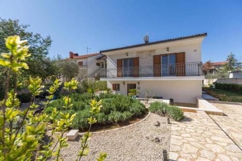 Apartments with parking spaces Pula - 22308