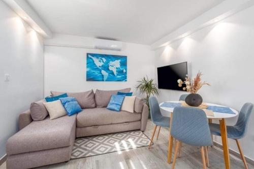 Apartments with parking space Pula - 22308