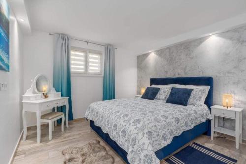 Apartments with parking space Pula - 22308