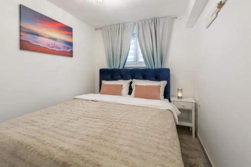 Apartments with parking space Pula - 22308