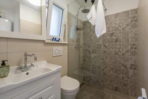 Apartments with parking space Pula - 22308
