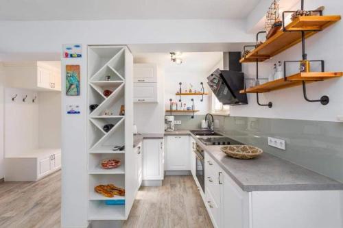 Apartments with parking space Pula - 22308