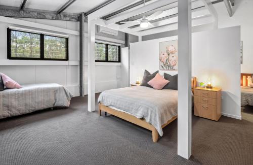 Un dormitorio con dos camas y dos ventanas. en Winston Wallabies Urban Getaway, en Moorlands