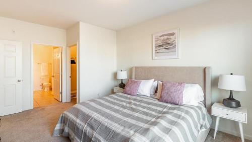 una camera con un letto con una coperta a quadri di Landing Modern Apartment with Amazing Amenities (ID3811X44) a Lexington