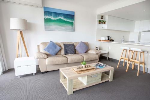 ein Wohnzimmer mit einem Sofa und einem Tisch in der Unterkunft South Pacific Plaza - Official in Gold Coast