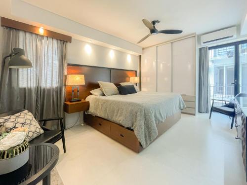 een slaapkamer met een bed, een stoel en een bank bij The Best of Marbella in Puerto Vallarta