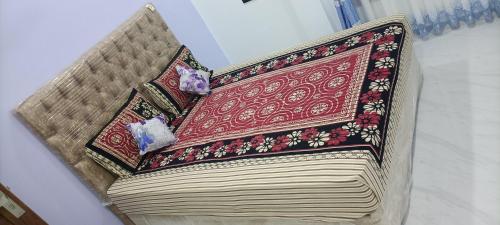 - un canapé fermé avec un tapis dans l'établissement Hotel AVTS 912, à Jaffna