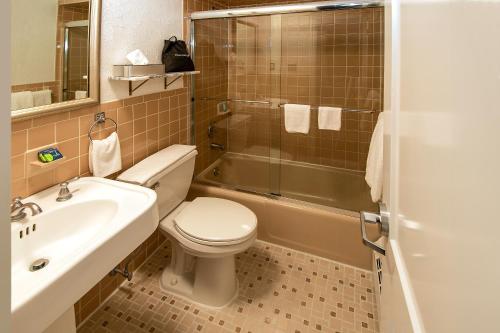 y baño con aseo, lavabo y ducha. en Holland Hotel Free Parking Jersey City en Jersey City