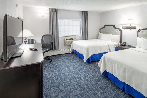 ジャージー・シティーにあるHolland Hotel Free Parking Jersey Cityのベッド2台、薄型テレビが備わるホテルルームです。