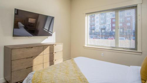 Landing Modern Apartment with Amazing Amenities (ID6647) في ساندي: غرفة نوم مع تلفزيون بشاشة مسطحة وخزانة