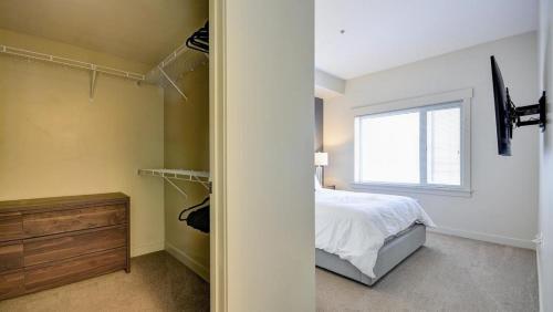 um quarto com uma cama e uma janela em Landing Modern Apartment with Amazing Amenities (ID6644) em Sandy