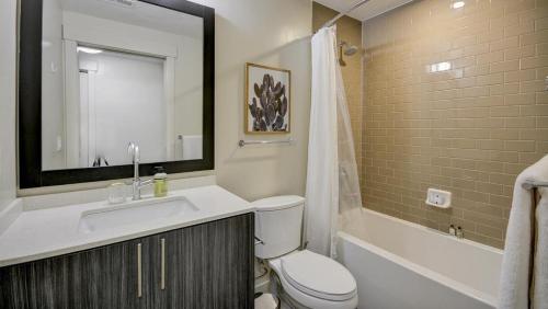 uma casa de banho com um WC, um lavatório e um chuveiro em Landing Modern Apartment with Amazing Amenities (ID6644) em Sandy