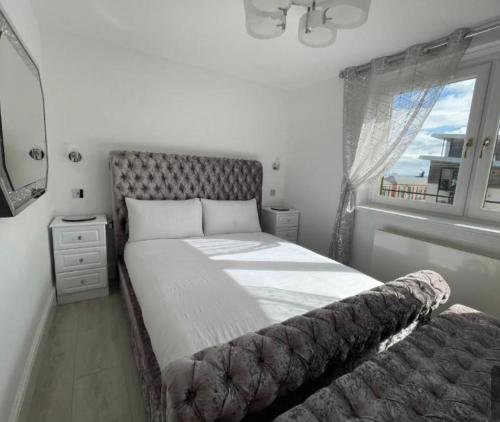 愛丁堡的住宿－Holiday Apartment In Old Town，一间卧室设有一张大床和窗户