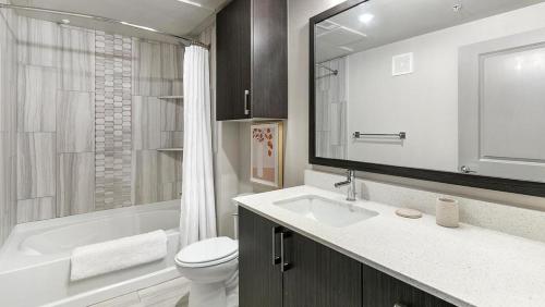 y baño con lavabo, aseo y bañera. en Landing Modern Apartment with Amazing Amenities (ID7967X54), en Plano