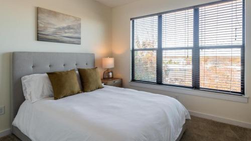 מיטה או מיטות בחדר ב-Landing Modern Apartment with Amazing Amenities (ID3533)