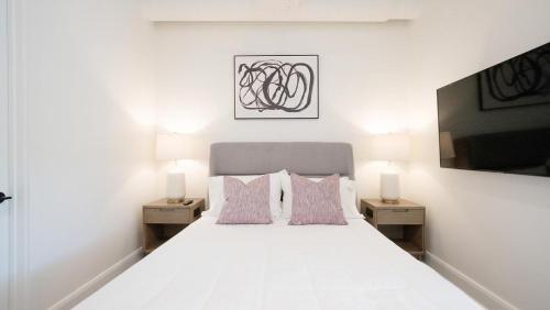 Tempat tidur dalam kamar di Landing Modern Apartment with Amazing Amenities (ID5790X39)