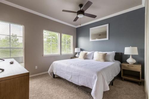 a bedroom with a bed and a ceiling fan at Landing Modern Apartment with Amazing Amenities (ID5301X35) in Irving