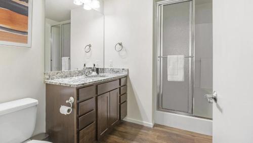 ein Bad mit einem Waschbecken und einer Dusche in der Unterkunft Landing Modern Apartment with Amazing Amenities (ID9909X40) in Omaha