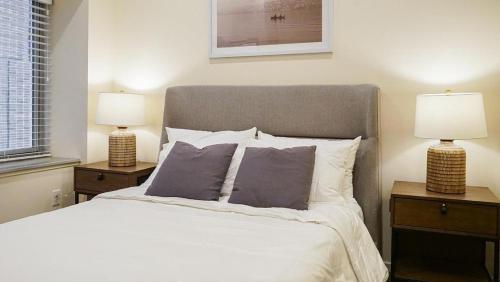 Ліжко або ліжка в номері Landing Modern Apartment with Amazing Amenities (ID8398X48)