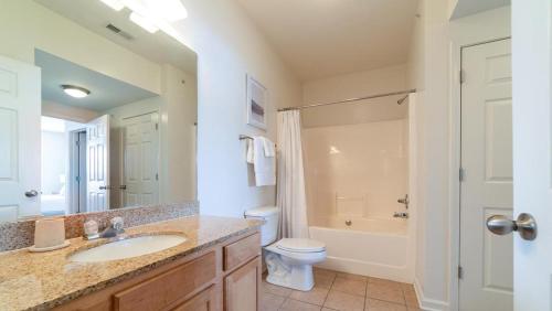 een badkamer met een wastafel, een toilet en een bad bij Landing Modern Apartment with Amazing Amenities (ID6496X24) in Lexington