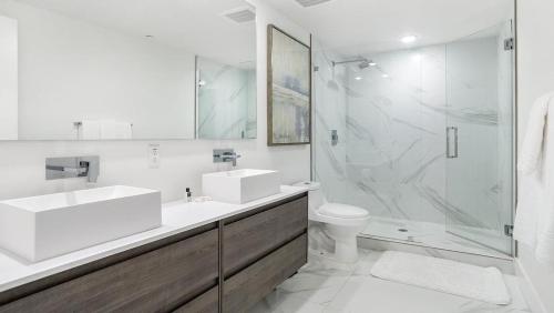 ein weißes Bad mit einem Waschbecken und einer Dusche in der Unterkunft Landing Modern Apartment with Amazing Amenities (ID7195) in Pompano Beach