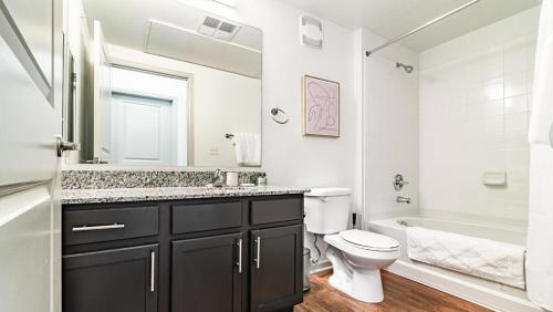 łazienka z toaletą, umywalką i wanną w obiekcie Landing Modern Apartment with Amazing Amenities (ID7813X12) w Aurorze