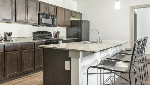 Una cocina o cocineta en Landing Modern Apartment with Amazing Amenities (ID1241X451)
