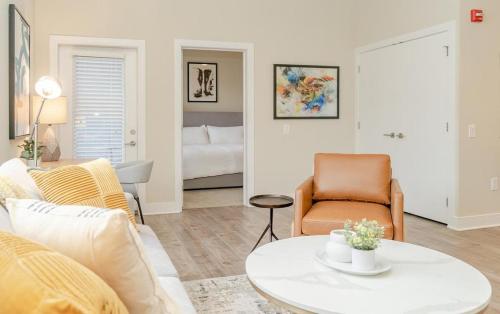 uma sala de estar com um sofá, uma mesa e uma cadeira em Landing Modern Apartment with Amazing Amenities (ID2685X5) em Beachwood